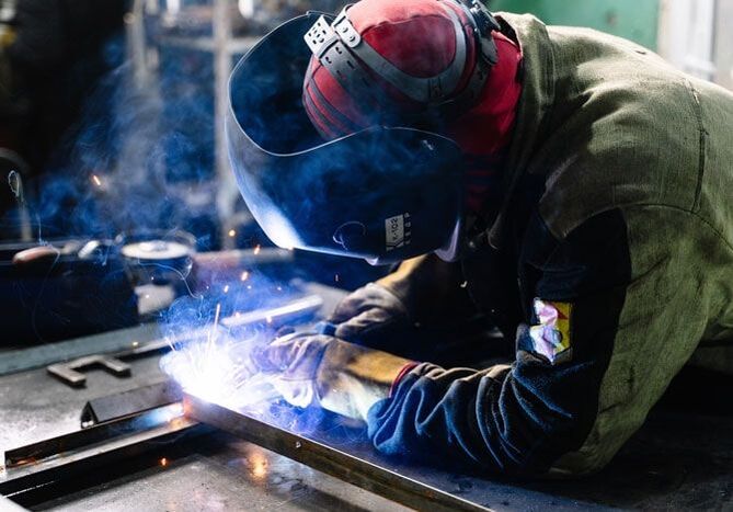 Hitsaaja työskentelee metallirakenteen parissa
